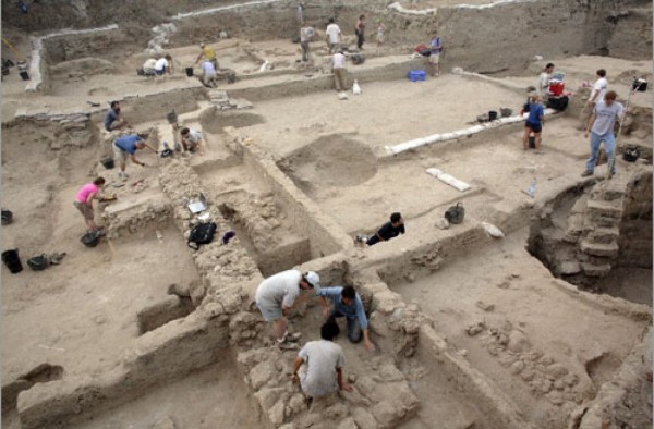 Участвовать в археологических раскопках